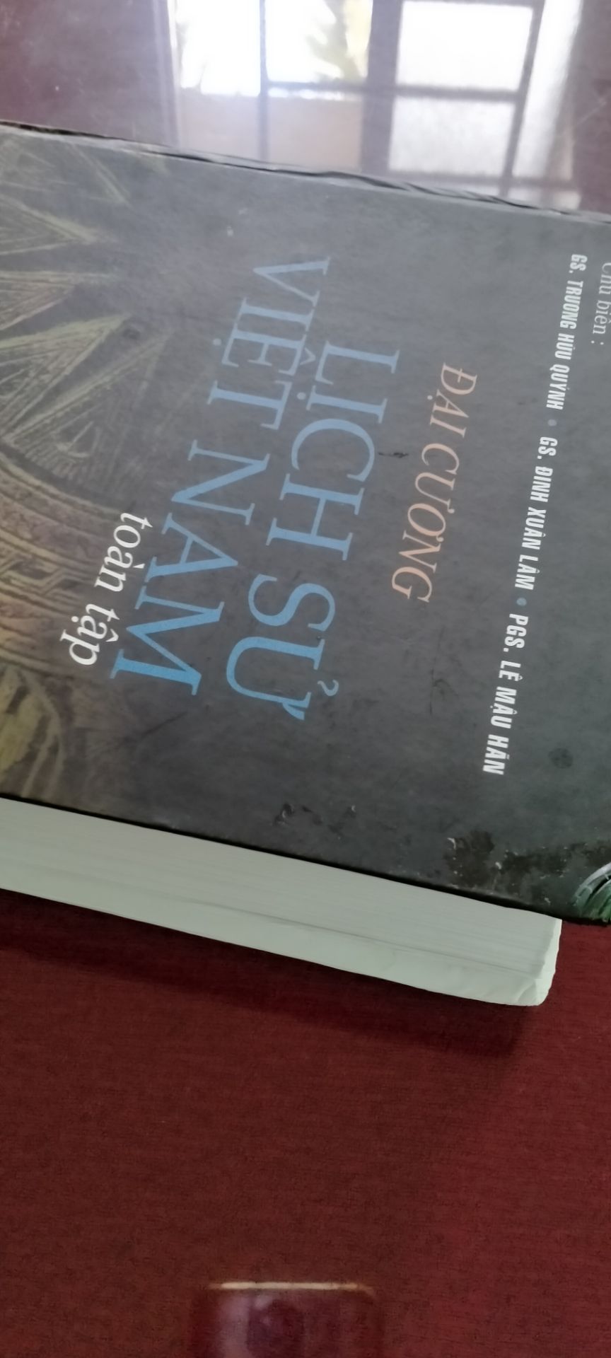 Sách tốt có giá trị ý nghĩa với người muốn tìm hiểu về con người văn hóa lịch sử phát triển dân tộc. Tuy nhiên cuốn sách có giá trị lai bị quăng góc do quá trình vận chuyển, rất tiếc!