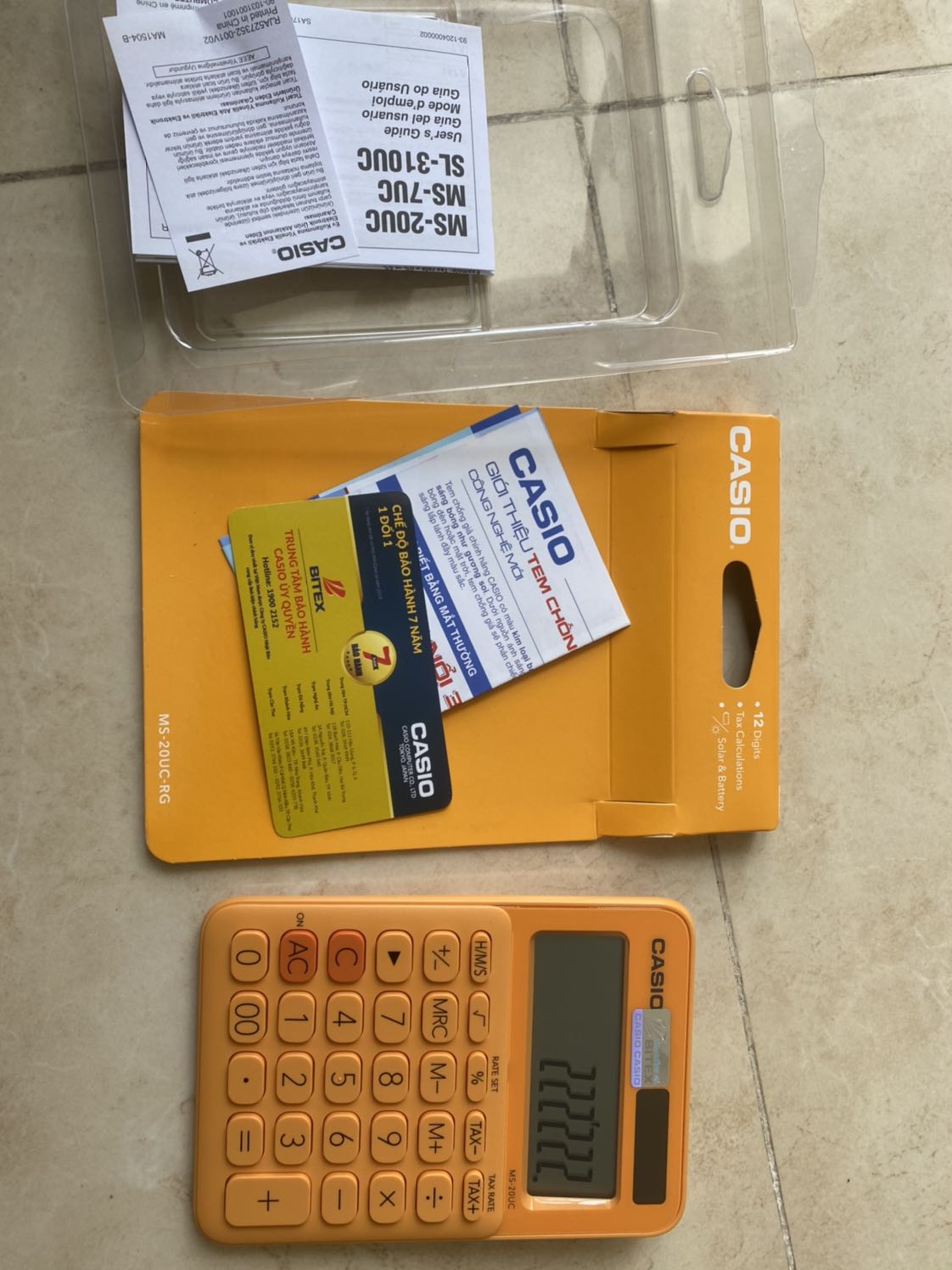 Giao hàng lâu, thấy có kí hiệu Tikinow tính là đặt luôn để mai nhận mà cuối cùng ko cho đặt, buộc phải đặt bình thường. Chờ mòn mỏi sau 6 ngày mới giao, cũng may a giao hàng nhiệt tình cho kiểm hàng chứ ko rate luôn 2 sao cho xanh chín. 
Thấy mọi người than giao ko đúng màu, đặt màu cam mà giao vàng chanh nên cũng sợ, tính chọn màu khác nhưng mà vẫn thích màu cam nên mình liều, cùng lắm trả hàng. Hên sao mở ra thấy màu cam nhẹ cả người. Máy dùng êm, tem chính hãng rõ ràng. Nhưng hơi nhẹ so với những máy casio trước đây mình dùng. Hàng ok, chất lượng. Giao hàng lâu, thấy có kí hiệu Tikinow tính là đặt luôn để mai nhận mà cuối cùng ko cho đặt, buộc phải đặt bình thường. Chờ mòn mỏi sau 6 ngày mới giao, cũng may a giao hàng nhiệt tình cho kiểm hàng chứ ko rate luôn 2 sao cho xanh chín. 
Thấy mọi người than giao ko đúng màu, đặt màu cam mà giao vàng chanh nên cũng sợ, tính chọn màu khác nhưng mà vẫn thích màu cam nên mình liều, cùng lắm trả hàng. Hên sao mở ra thấy màu cam nhẹ cả người. Máy dùng êm, tem chính hãng rõ ràng. Nhưng hơi nhẹ so với những máy casio trước đây mình dùng. Hàng ok, chất lượng.