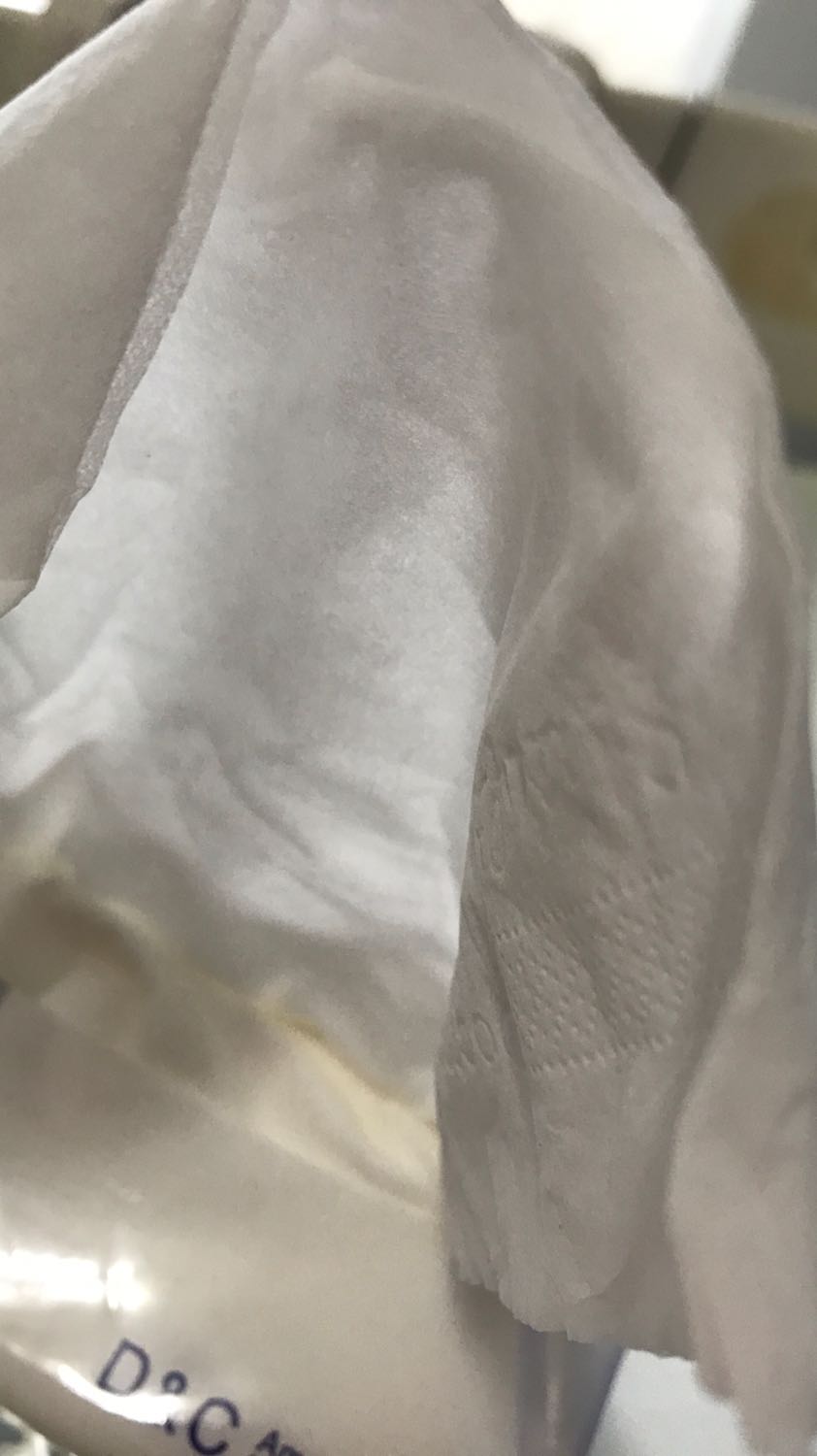 Giấy trắng mịn rất dai. Thấm nước tốt. Nên mua