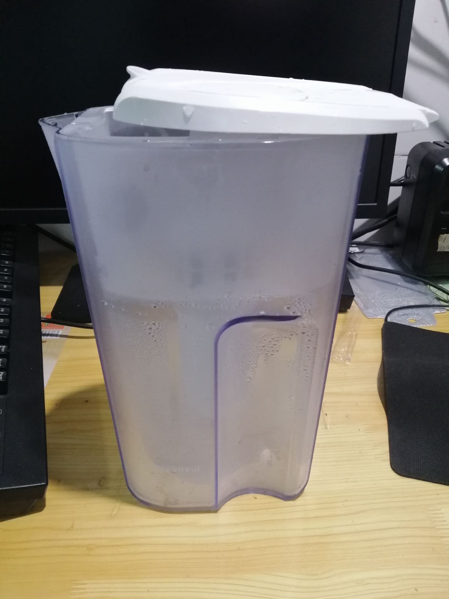 Bình lọc gọn, dễ sử dụng, lọc đầy bình 1.5l phải châm nước 2 lần. Nước lọc ra vẫn còn lờ lợ hơi khó uống, lúc đầu mình cũng xác định loại cầm tay thì cũng không yêu cầu cao, nên lọc nước dùng để pha cafe, pha trà thì ok.