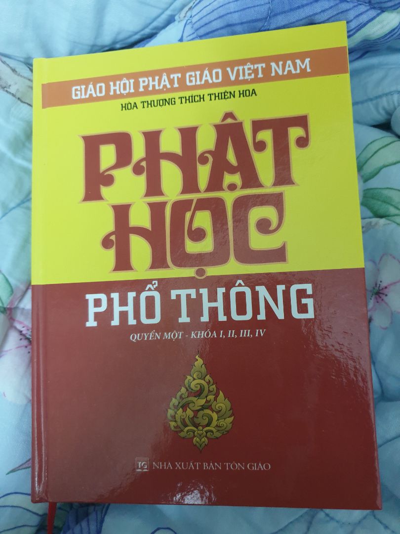 sách bìa cứng, sách in đẹp, chữ rõ ràng giúp đọc không đau mắt; sách dễ đọc, chữ nghĩa được viết cẩn thận