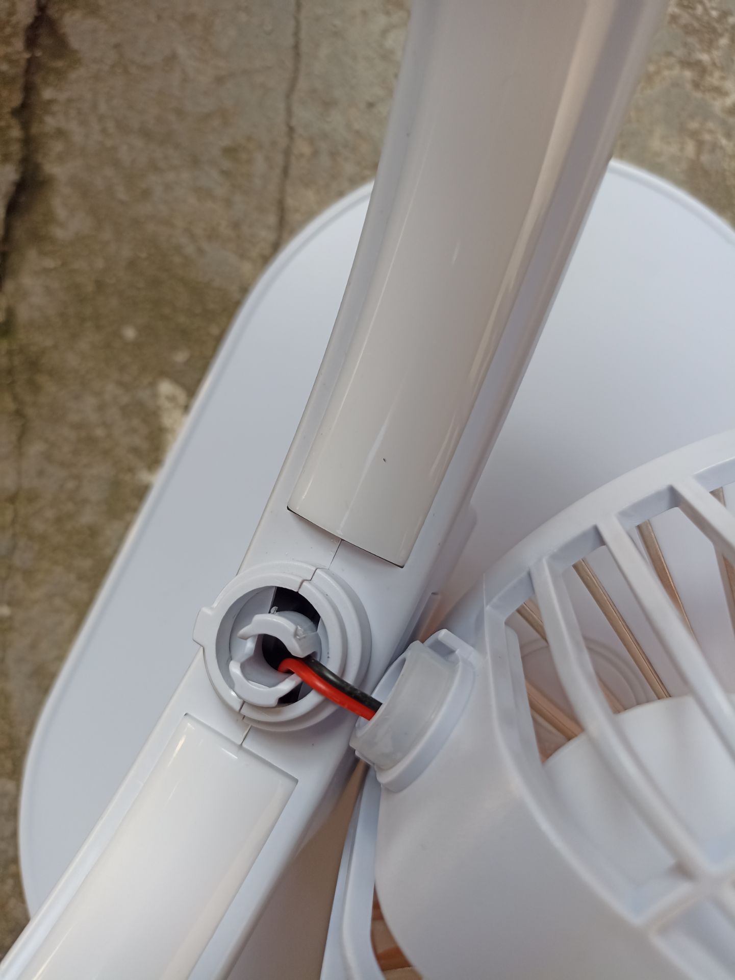 Sản phẩm Không sử dụng được.
Giao thùng hàng móp méo.
Đưa cây quạt không sử dụng được.
Mở lòng bảo vệ thì thấy cánh quạt chẩy cũ Shop bán hàng mất uy tín quá .
Liên hệ nhân viên TiKi báo trả hàng thì hẹn hoài không thấy đâu 😰
Thật mệt mỏi.!