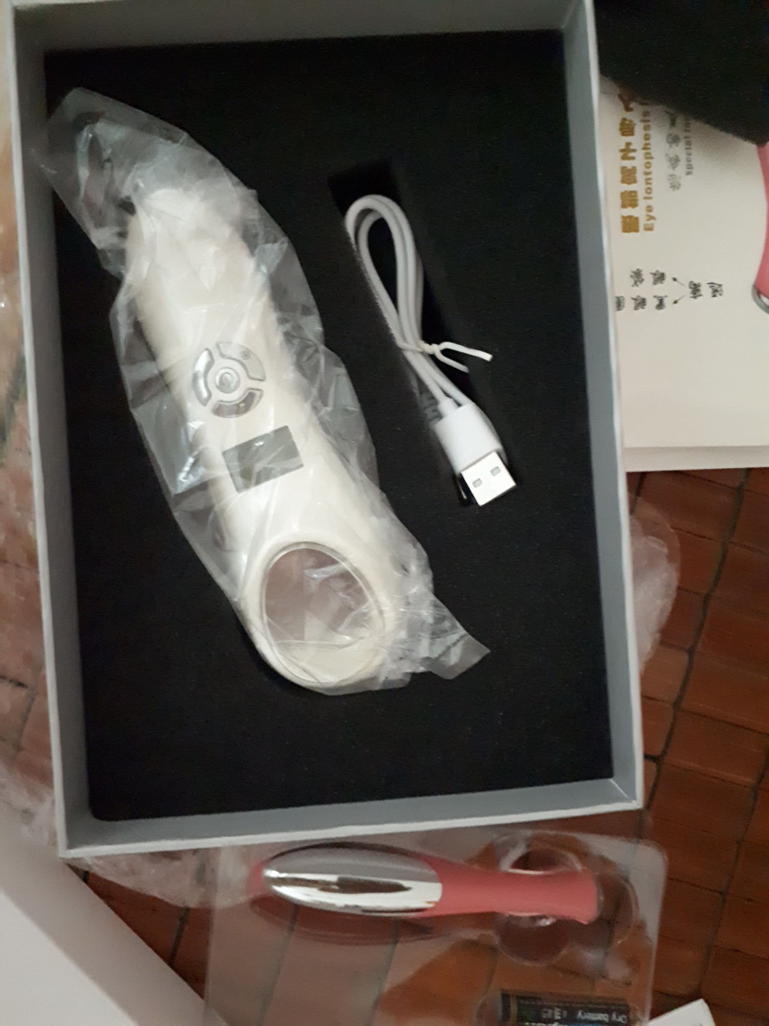 Tiki giao hàng nhanh. Đóng gói đẹp. Hộp đựng sp hơi nhăn nhưng ko đến nỗi. Shop có kèm hướng dẫn sử dụng bằng tiếng Việt rõ ràng, dễ hiểu. Chưa xài nên chưa biết sao nhưng bề ngoài thì rất hài lòng.
Bút massage mắt nhìn dễ thương, có kèm cục pin. Chưa biết cách xài ?