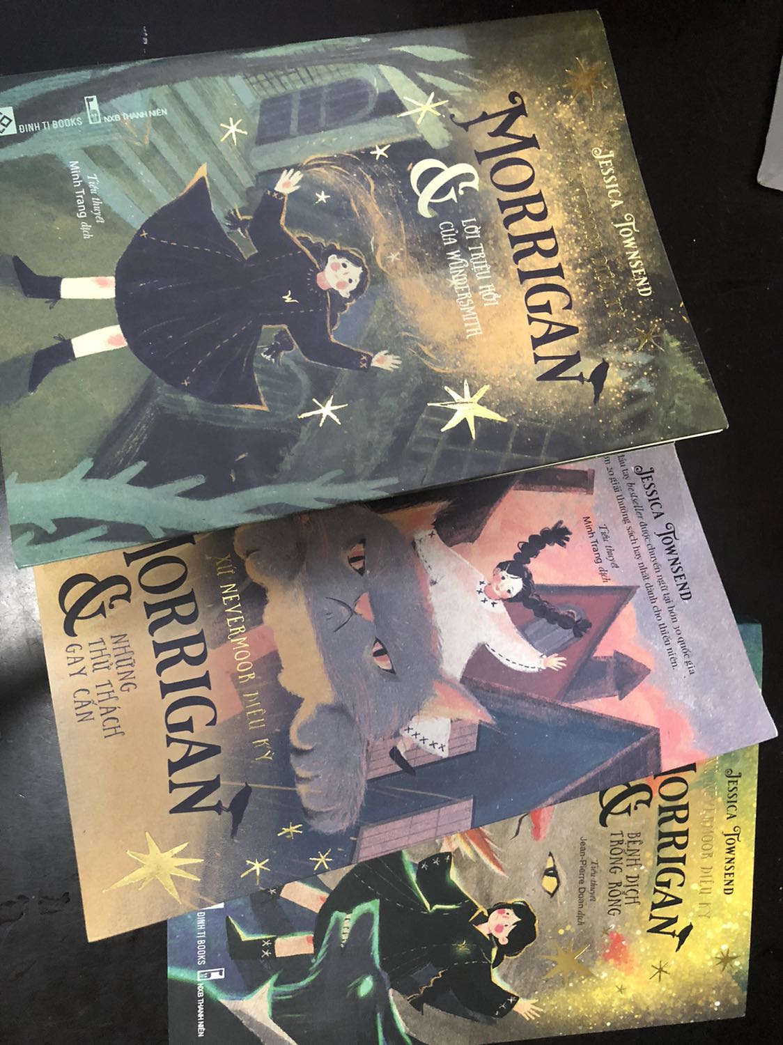 Sách hay nhưng cá nhân mình thấy bản dịch lần này có hơi khô khan, một số chỗ bị sai chính tả và mất chữ nên lâu lâu đọc có hơi khó hiểu, nhưng bù lại thì nội dung rất hay và hấp dẫn. Giống với quyển một, các chương mở đầu không có gì nổi bật nhưng càng đọc về sau thì mình mới thấy cuốn, thật sự không rời mắt được. Bìa tập này cũng rất đẹp. Không biết tập 3 như thế nào nhưng mình mong bản dịch sẽ cải thiện hơn vì căn bản sách đã hay sẵn rồi