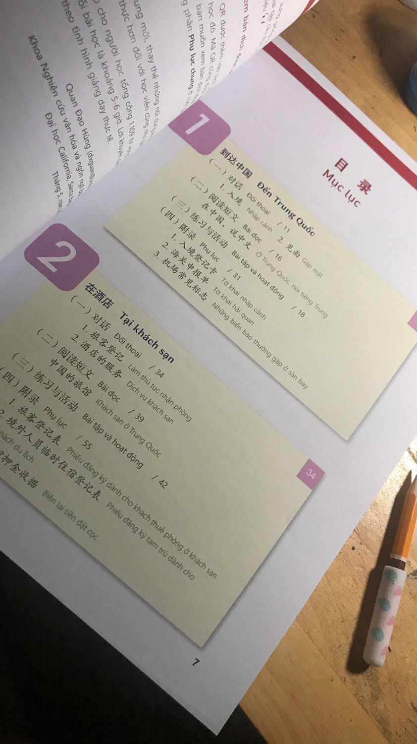 Giao hàng nhanh chóng, sách được bọc cẩn thận, nội dung sách chia theo chủ đề, dễ học điểm ngữ pháp và từ mới 👍
