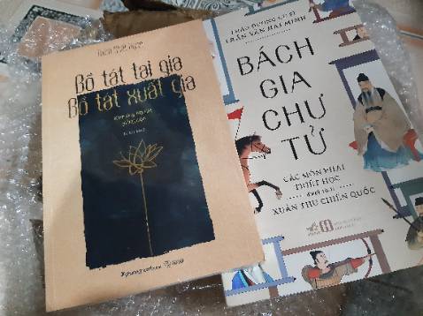 Giao trễ hơn dự kiến 1 ngày, trời mưa nhưng shipper rất nhiệt tình, dễ thương. Cảm ơn Tiki vì bọc sách rất cẩn thận, mưa ướt hộp giấy nhưng sách bên trong vẫn khô ráo, mới và sạch đẹp.