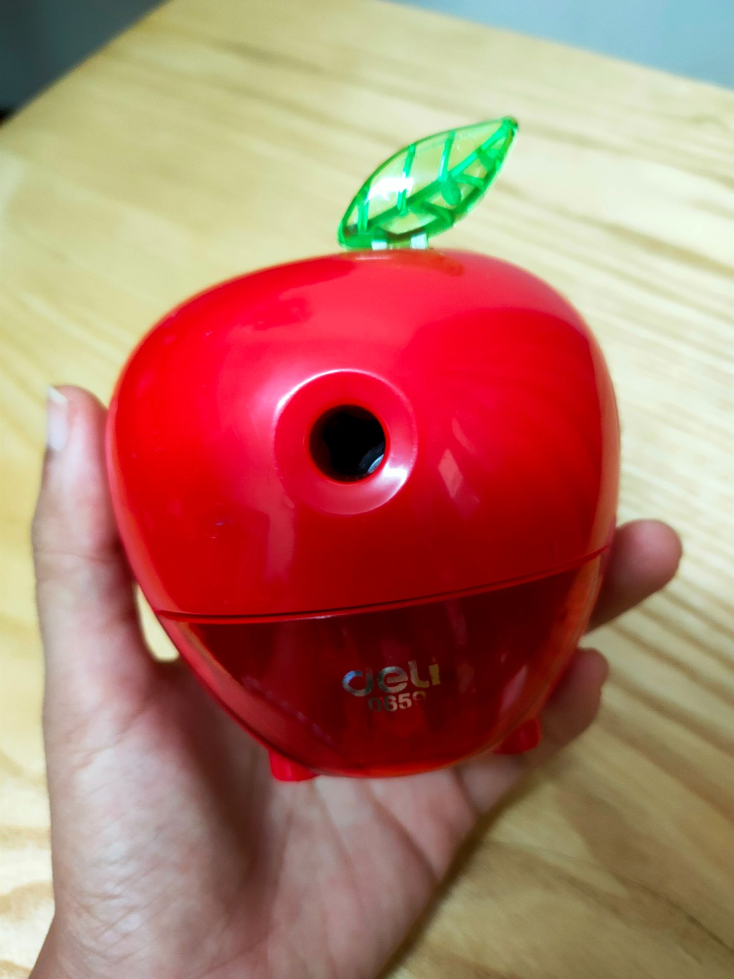 gọt rất tốt, đều, mịn, không gãy ngòi. hình thức đẹp nhưng chân đế hơi yếu. trẻ con khó gọt