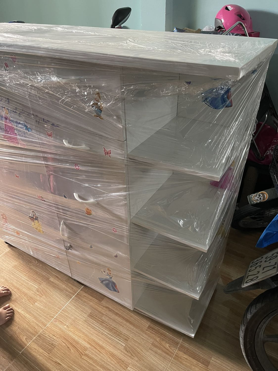 Tủ nhựa nên lỏng lẻo rung rinh, tính thẩm mỹ không cao, chỉ đúng phù hợp để áo quần cho bé chứ để đồ nặng tý thì nguy lắm, chỉ là các miếng nhựa ghép vào thợ cưa bắt vít làm ẩu, các mối nối hở. Không bằng tủ nhựa Duy Tân, nên cân nhak khi mua, với số tiền đó nên mua tủ Duy Tân sẽ an tâm hơn. Mua rồi thật sự chỉ chấm đc 5 điểm với số tiền 1tr5