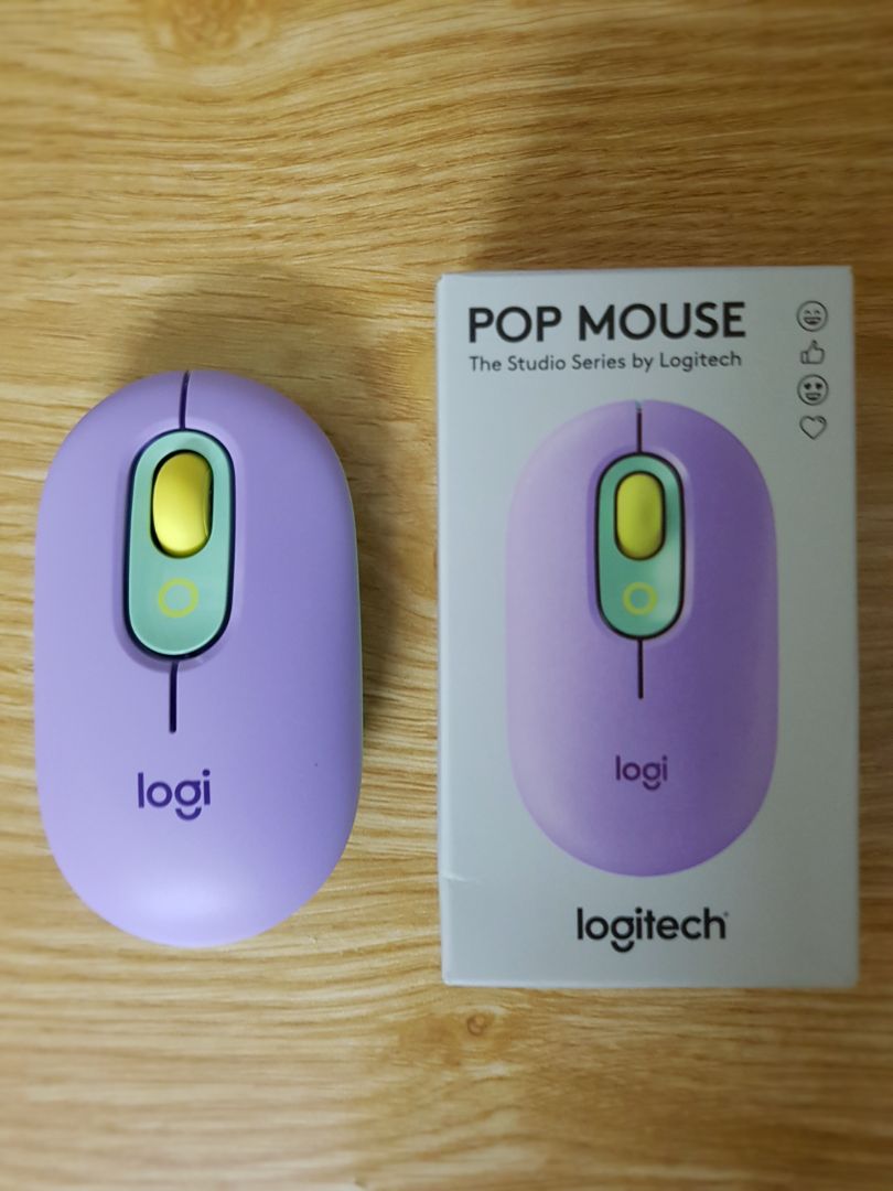 chuột màu đẹp như hình, xài êm.
kết nối hơi khó, mình k thấy có kết nối usb, kết nối blutooth cũng hơi khó cài đặt cho nhiều thiết bị.