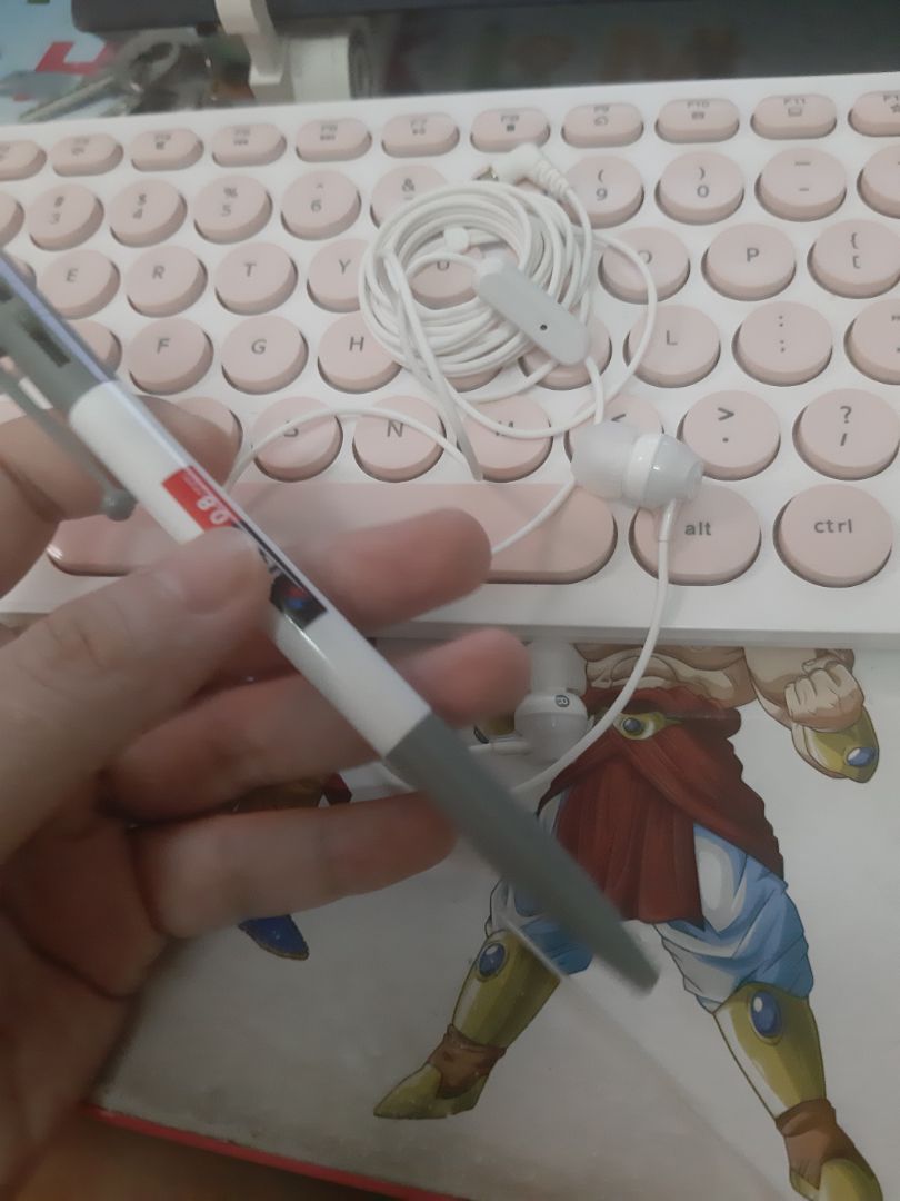 Viết giao đủ, mực đen ra đều, rẻ. Nên mua.