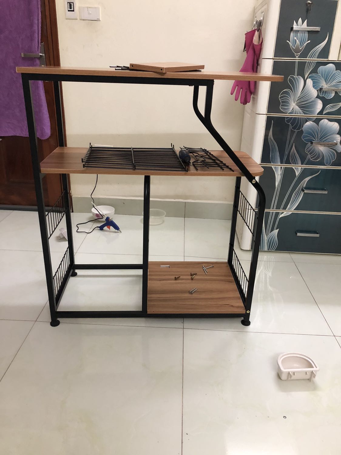 Tiki ơi ! Bao giờ mới có người đến mang nốt đồ bị thiếu của kệ vậy ! Muốn dùng quá rồi ak ! Hàng giống hình nhưng thiếu đồ . Tiki khắc phục sớm cho mình nhé