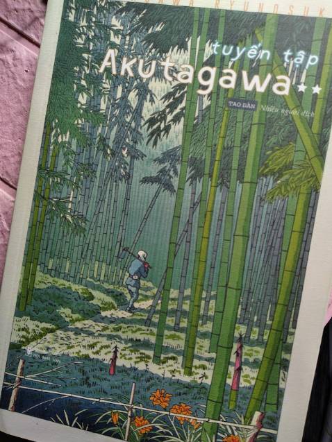 Sách bị df ở khá nhiều chỗ, cấn bìa, cấn gáy, bị nhăn bìa,etc etc... Không seal không bookmark gì hết. Thôi thì chấp nhận được cũng chẳng đến nỗi.
