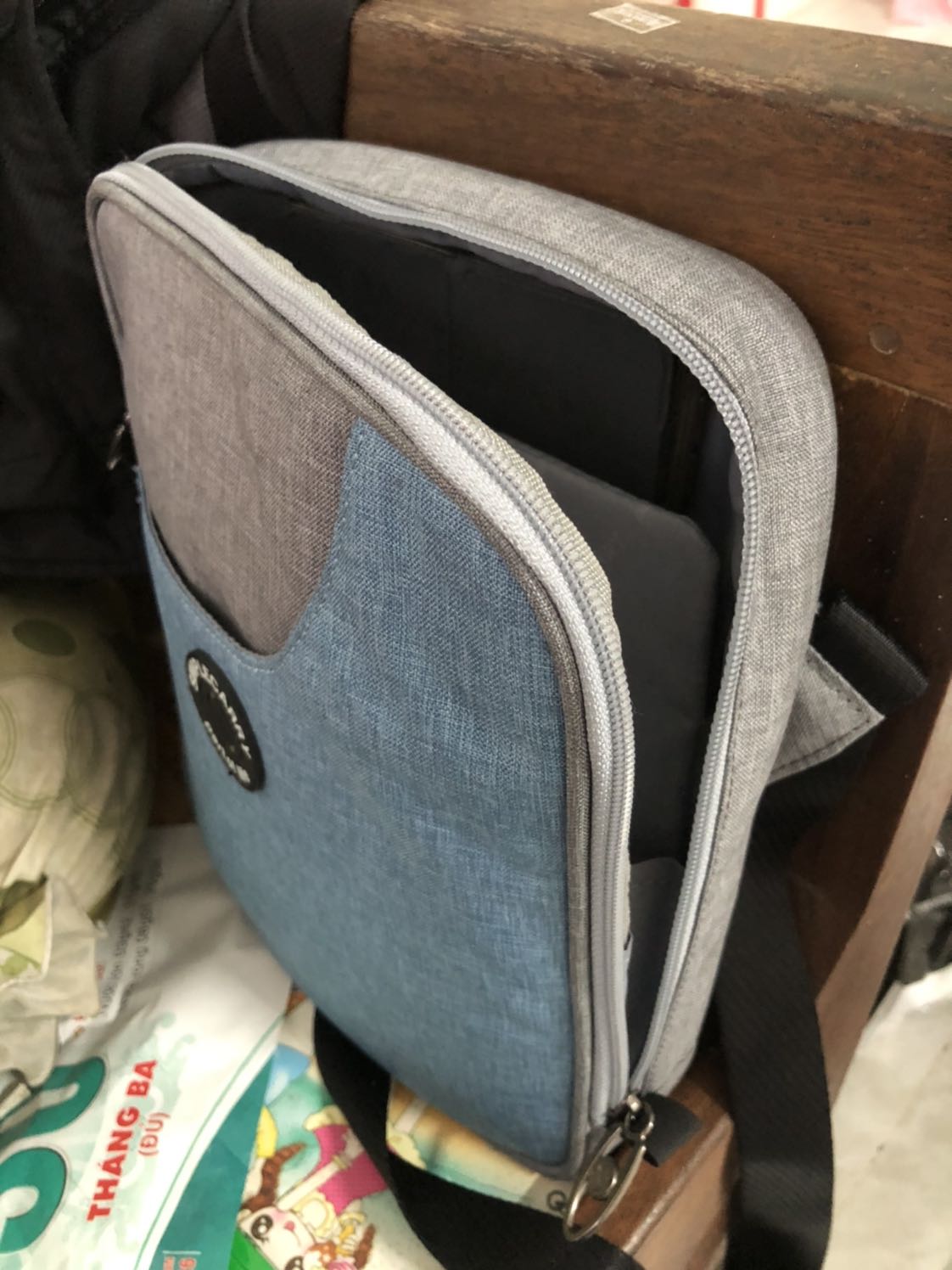 Hàng tốt trong tầm giá, ngăn ngoài cùng đúng là hơi dùn nhưng khi nhét đồ vào căng lên là vừa, có lẽ hàng giá trung trung nên không dừng vài tốt được. Các ngăn rất tiện lợi và vừa đủ cho tab + các thứ khác. Nếu hãng Simple Carry làm ra các túi thế này với chất lượng cao hơn, đường may đẹp và kỹ lưỡng hơn ở tầm 4*** thì mình vẫn sẵn sàng mua. Hàng tốt trong tầm giá, ngăn ngoài cùng đúng là hơi dùn nhưng khi nhét đồ vào căng lên là vừa, có lẽ hàng giá trung trung nên không dừng vài tốt được. Các ngăn rất tiện lợi và vừa đủ cho tab + các thứ khác. Nếu hãng Simple Carry làm ra các túi thế này với chất lượng cao hơn, đường may đẹp và kỹ lưỡng hơn ở tầm 4*** thì mình vẫn sẵn sàng mua.