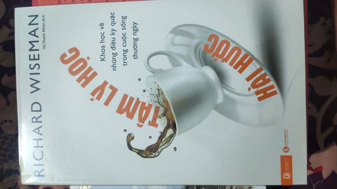 Thành thật thì mình mới đọc đc vài trang của cuốn này thui nên không biết hay hay dở! nhưng trước tiên là khi đặt sách tại tiki thì mình không bao giờ phải thất vọng dù về sách nhận được hay là khâu giao hàng! :d