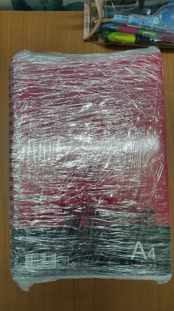 Đóng gói kỹ lưỡng. Sổ đẹp. Các đầu góc sổ hơi bị cấn, xước nhưng nhìn chung vẫn ổn. Đáng để mua.