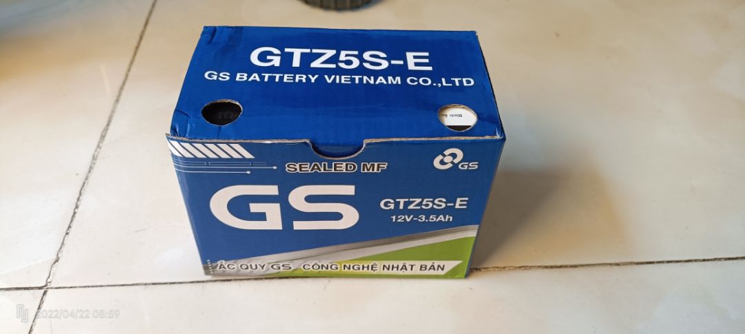 Bình ắc quy còn rất mới, ráp vào xe sử dụng được ngay, còn có phiếu bảo hành, sản phẩm đúng như mô tả, đóng gói chắc chắn, đặt hàng chỉ 2 ngày là nhận được