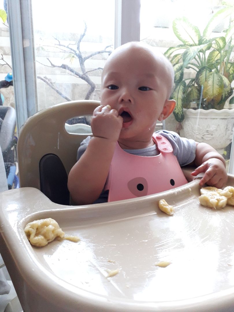 Set heo Pokey rất dễ thương. Trên chén thì có texture thú vị để bé khám phá, muỗng thì cũng ngậm đc luôn. Tuy nhiên mình nghĩ set này phù hợp với ăn dặm truyền thống hơn BLW.
Thêm nữa là nút trên yếm nếu không quen sẽ khó mở và cài lại. Bé sẽ khó chịu khi mẹ lề mề nhé.