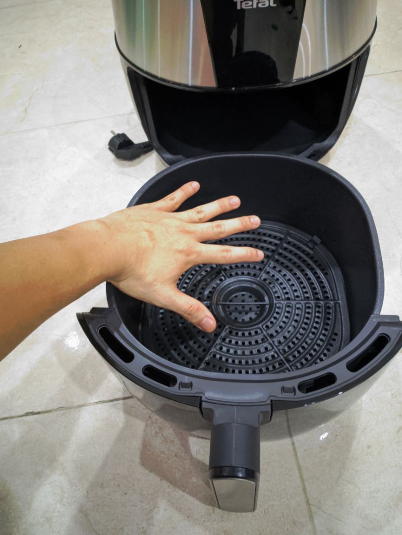 Lại một chiếc nồi siêu to của Tefal về với căn bếp của mình.Giá sale 3tr4 cả ship đc khuyến mãi thêm 1 cái nồi nhỏ. Tốc độ ship nhanh gần như tikinow,hôm qua đặt chiều nay đã giao.
kết quả lần đầu thử bếp khá ổn, da vàng ươm, giòn rụm.
Nói chung là hài lòng.