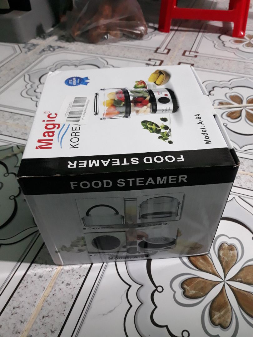 Giao hàng nhanh cực kì, mới đặt tối hôm trước, hôm sau đã giao, mặc dù mình ở tỉnh. Nhận đc hàng khá ngạc nhiên, vì nhìn nó nhỏ hơn trong hình rất nhiều và nhẹ ^^. Nhưng về ráp lại thì nhìn khá hơn. Hấp cũng đc nhiều . Về hấp thử khoai lang, khoảng 15 phút là ok. Rút kinh nghiệm cho nước ít thôi. Vì nó còn bốc hơi ngưng tụ lại thành giọt nước chảy ngược lại xuống chỗ chứa nước. Hôm sau thì mua ghẹ về hấp xã, cũng khoảng 20 phút, mình canh tgian đại vì ko bik khi nào nó vừa đủ chín. Cũng rất ok. Dễ tháo ráp. Vệ sinh chân máy kĩ xíu là đc. Vì dây điện dính vs chân máy. Nói chung là ban đầu rất thích và ổn. Không biết về sau có bền ko. Thôi cứ cho 5 sao đã. Vì giá ntnay đc vầy là ok lắm roài ^^