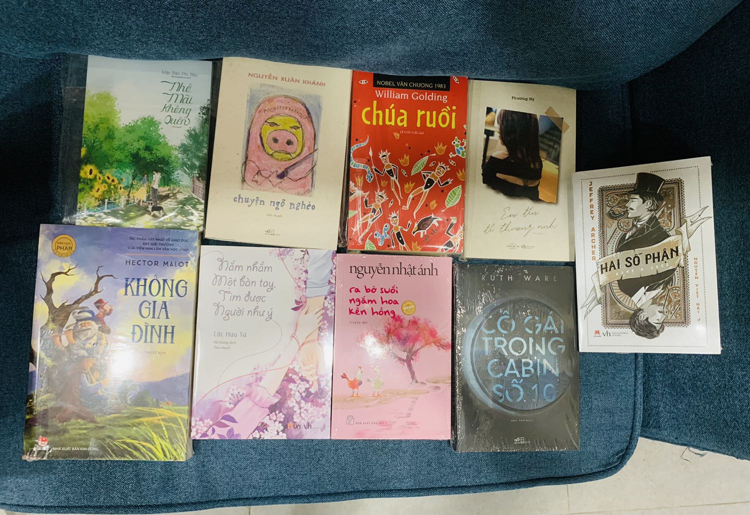 Đây là số sách mà tôi mua tặng cho chị bạn của mình đang ở nước ngoài ❣️
Có một số quyển tôi đã đọc qua và một số thì chưa, nhưng nhìn bề ngoài thì chất lượng giấy, bìa được bao bọc cẩn thận. Mọi thứ đều hoàn hảo 🔜 mong là chị nhận được sẽ vui khi đọc được những dòng chữ tiếng Việt thân thương của mình ❣️