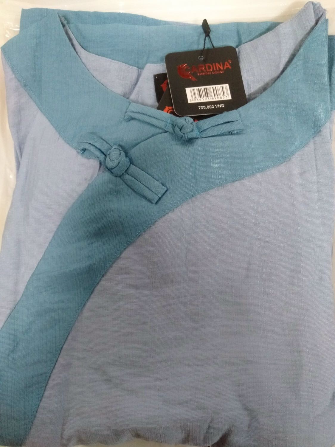 Shop giao hàng rất nhanh, chất vải mềm mịn, thiết kế đẹp, màu xanh rất dễ mặc