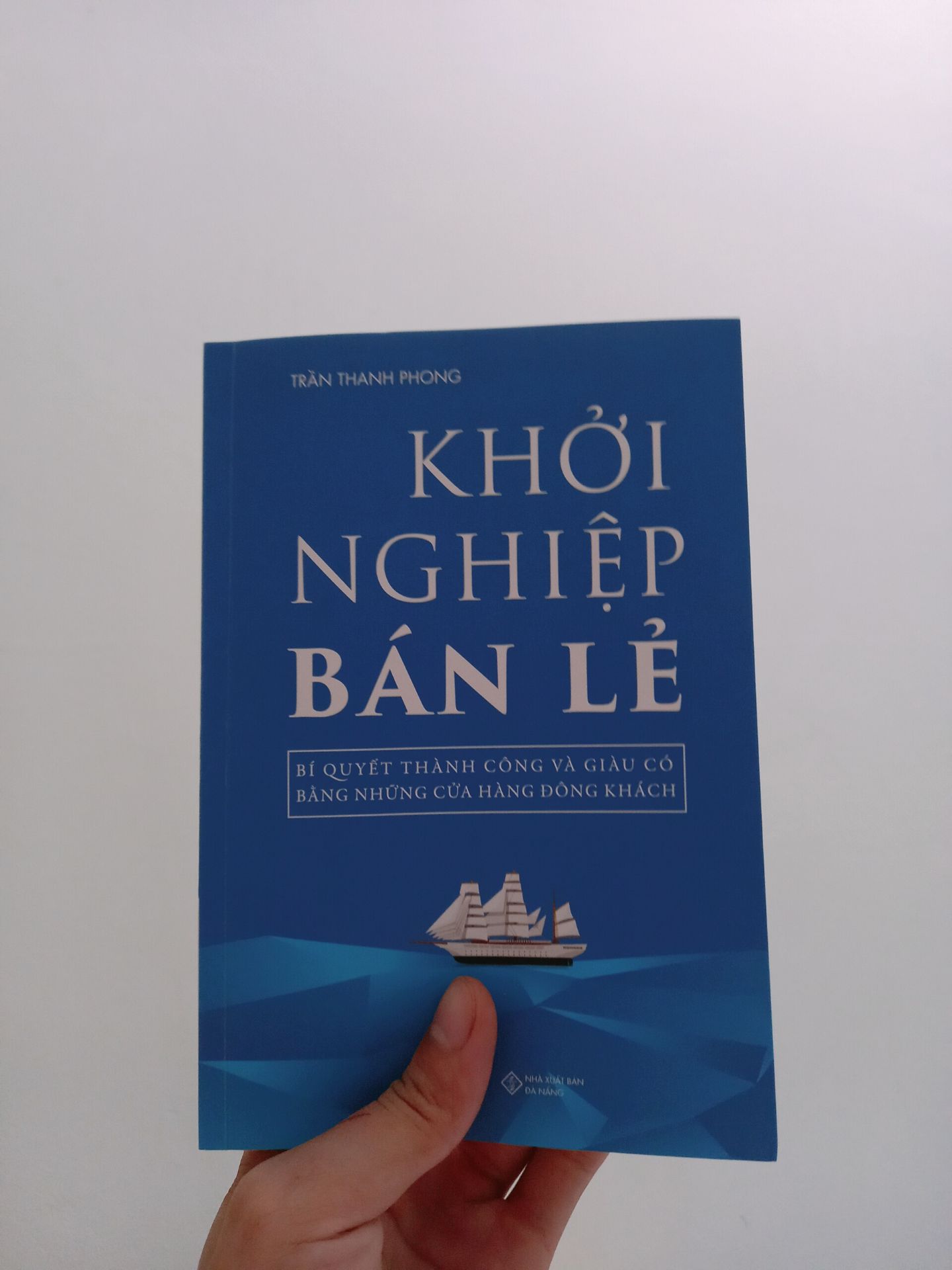 Trong một lần tìm hiểu về kinh doanh bán hàng trên youtube, mình tình cờ thấy được clip chia sẻ về quyển sách "Khởi Nghiệp Bán Lẻ" của kênh VIETSUCCESS. Khi xem xong mình đã ấn tượng về nội dung của quyển sách, nên đã đặc mua về đọc. Sau khi đã đọc xong mình được học hỏi rất nhiều trong việc: lên ý tưởng kinh doanh, chọn lựa sản phẩm+đối tác, kêu gọi vốn, cách thức vận hành và phát triển như thế nào. Qua những câu chuyện thực tế và chia sẻ chi tiết từ Tác Giả, mình rút ra được các kinh nghiệm quý giá cho bản thân trong hành trình phía trước. Nếu Bạn đang muốn khởi nghiệp kinh doanh, trước tiên hãy đọc quyển sách này. Cảm ơn Tác Giả! 😊