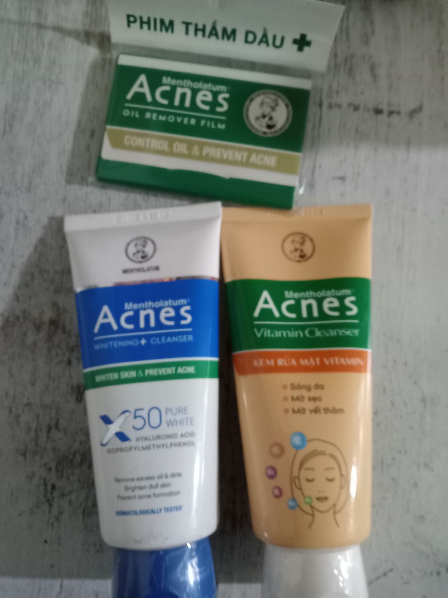 kem sử dụng rất là thích lunnnnn rẻ nữa với cả săn được lúc sự kiện nên được tặng thêm phim thấm dầu.   ngoài ra giao hàng lại rất nhanh nữa mới đặt hôm qua mà nay đã có rồi. 10 sao cho tiki