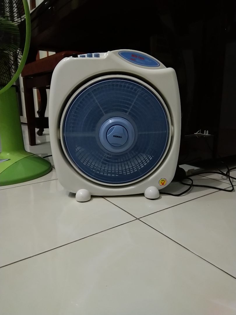 Quạt to hơn mình nghĩ. Tổng độ cao khoảng 4 tấc. Quạt khá êm, 3 mức gió phù hợp nhiều nhu cầu. Nhìn đẹp và chắc chắn. Thích nhất là lồng quạt trước quay tản gió đều nên rất dễ chịu và mát đều nhiều hướng. Rất hài lòng với chất lượng và giá tiền này. Mình mua của shop Huy Tưởng nha.