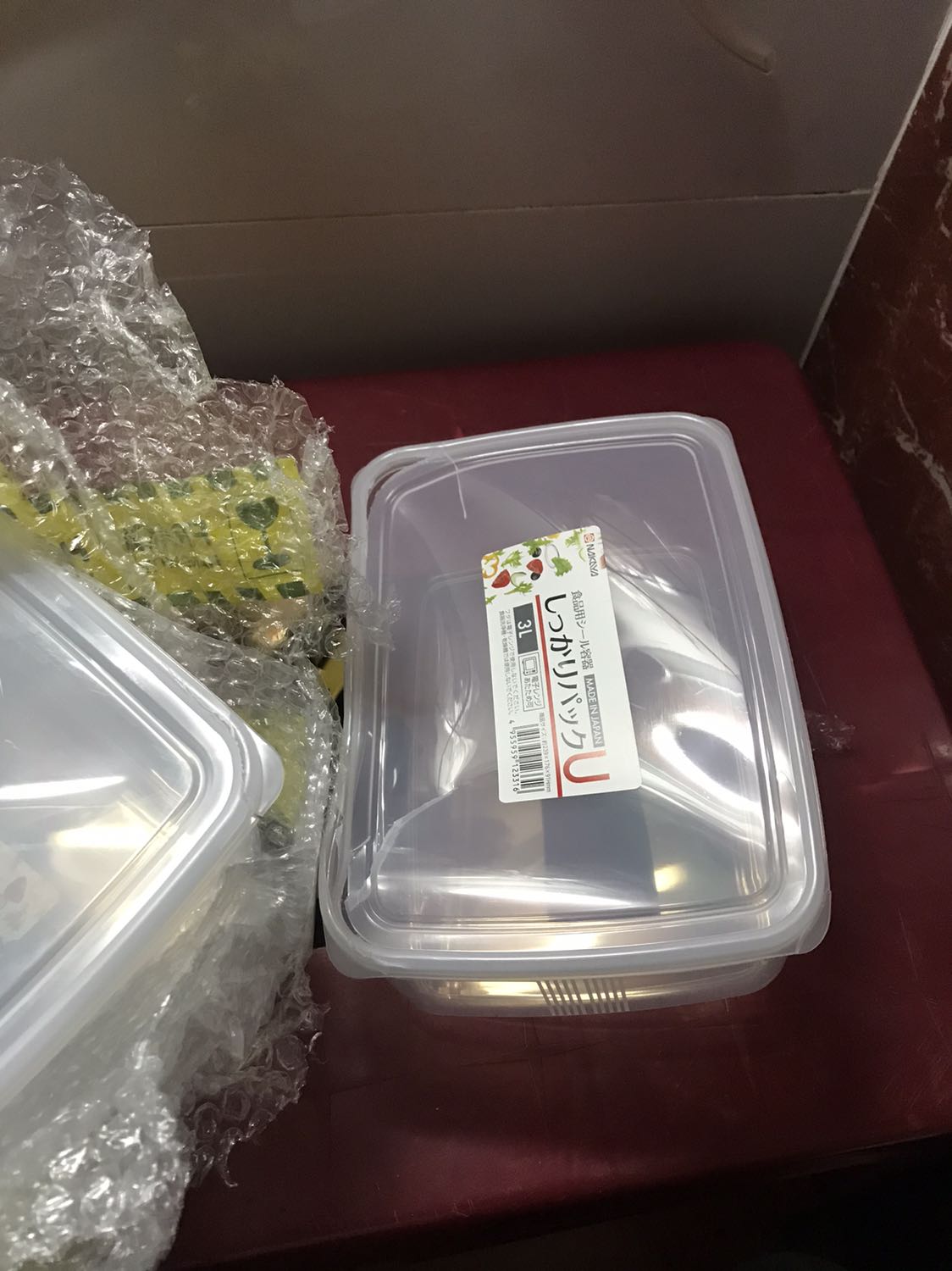 Cả ba hộp giao đều bị vỡ, móp méo. Đề nghị tiki và nhà bán đổi hàng.