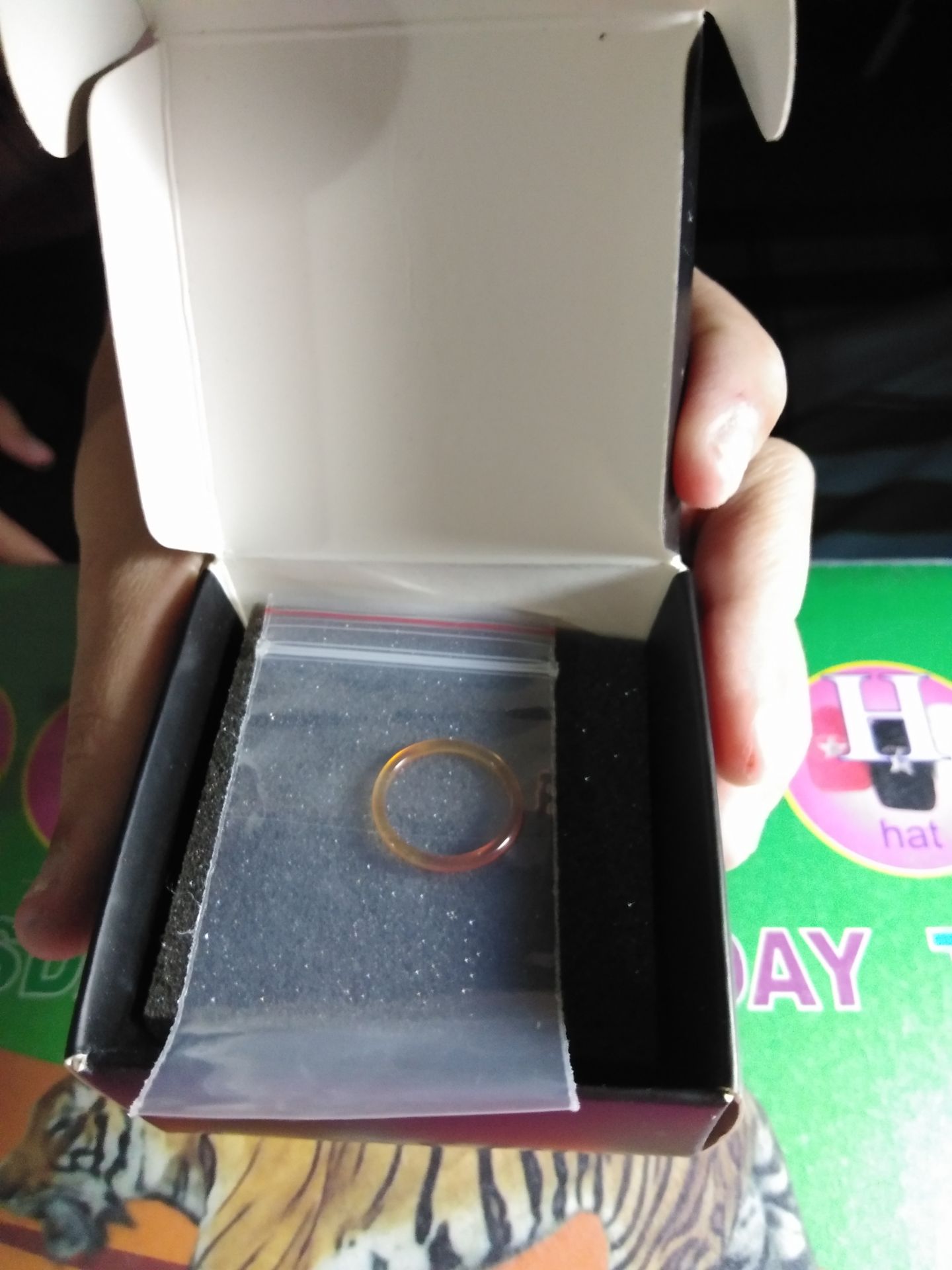 Săn được sale 8k cho sản phẩm này. 
Không nghĩ tới nó được đóng gói cẩn thận đến vậy, kích thước phù hợp cho những bạn có ngón tay thon dài. Nhẫn rất đẹp, đeo có cảm giác rất thoải mái, hơn nữa còn rất sang trọng. 
Đóng gói cẩn thận.