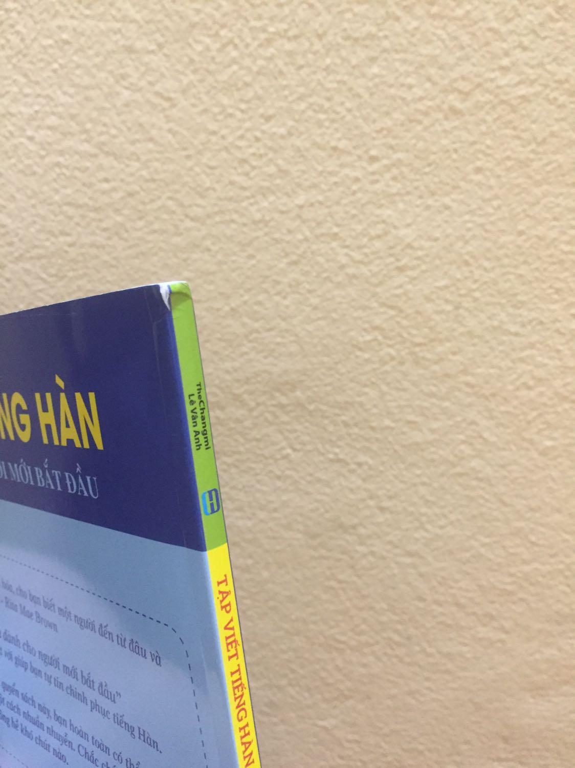 Sách hay, giúp ích cho việc học tiếng Hàn của mình. 
Nhưng thất vọng về cách đóng gói và bảo quản sản phẩm của shop. Sách bị quăn mép, gãy góc và bị rách một chút ở bìa sau. Mong shop sẽ cẩn thận hơn ạ Sách hay, giúp ích cho việc học tiếng Hàn của mình. 
Nhưng thất vọng về cách đóng gói và bảo quản sản phẩm của shop. Sách bị quăn mép, gãy góc và bị rách một chút ở bìa sau. Mong shop sẽ cẩn thận hơn ạ
