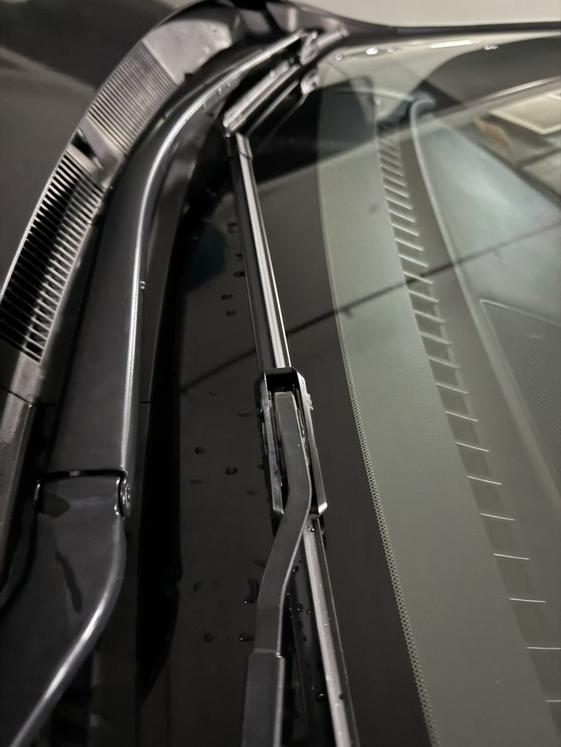 Sản phẩm bị lỗi, liên hệ nhà bán hàng, thay vì tạo điều kiện đổi cho khách hàng, nhà bán hàng lại yêu cầu gửi sp về tiki để bảo hành, xin hỏi trong thời gian chờ bảo hành thì lấy gì gạt mưa cho xe. Đề nghị shop cho hướng xử lí. Tks Sản phẩm bị lỗi, liên hệ nhà bán hàng, thay vì tạo điều kiện đổi cho khách hàng, nhà bán hàng lại yêu cầu gửi sp về tiki để bảo hành, xin hỏi trong thời gian chờ bảo hành thì lấy gì gạt mưa cho xe. Đề nghị shop cho hướng xử lí. Tks