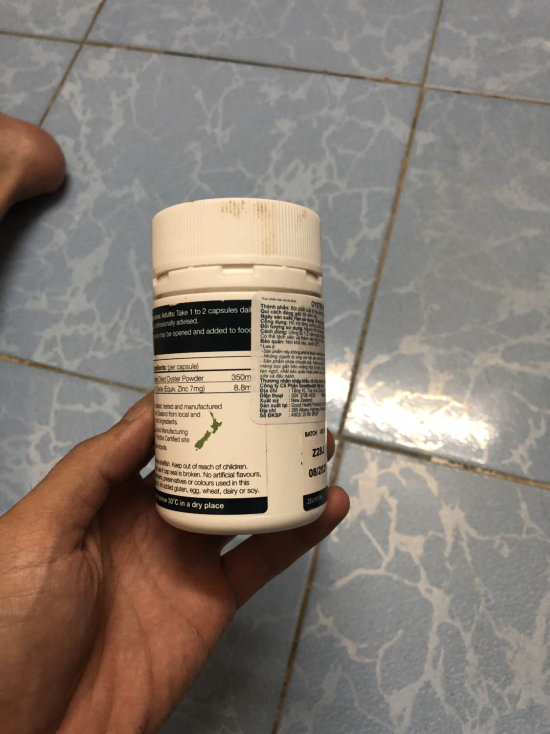 Sản phẩm không như quảng cáo, trông như hàng giả. Không rõ tiki tiếp nhận sản phẩm có kiểm tra lại  rồi mới chuyển đến khách hàng không? Liệu cam kết hàng chính hãng như triết lý của tiki có đúng không? Vì liên quan đến sức khoẻ và uống vào người nên mình rất quan ngại không biết có nên sử dụng với sản phẩm này. Hy vọng những đơn hàng có sản phẩm liên quan đến sức khoẻ tiki nên kiểm tra thật kỹ để tránh trường hợp như thế này! Tôi là khách hàng trung thành của tiki hơn 5 năm đây là lần đầu cảm thấy quá thất vọng khi nhận hàng.