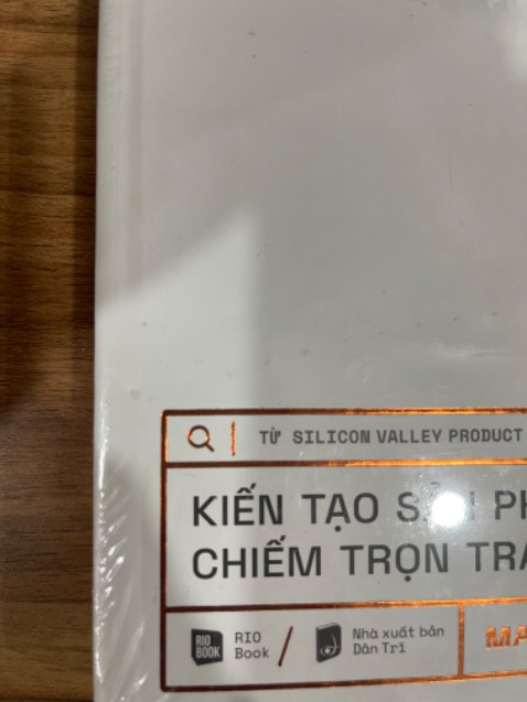 Giao sách cũ, bìa dơ và cấn bị rách