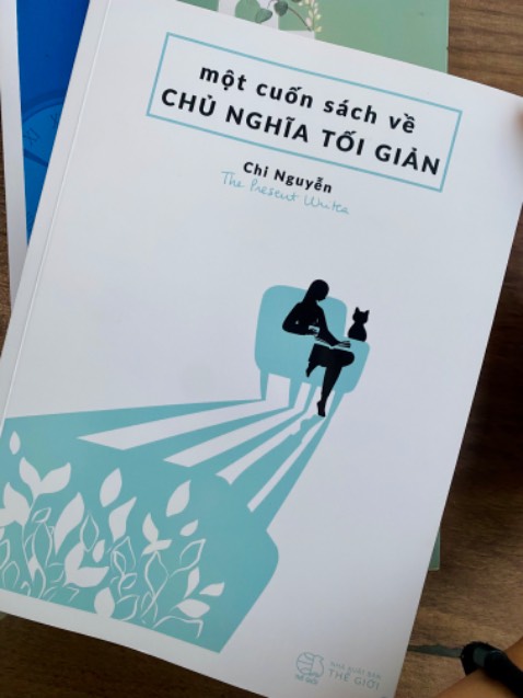 Đúng như tên gọi, đây là một cuốn sách về Chủ nghĩa Tối giản. Sách gồm 3 phần: Khởi đầu - Tư duy - Hành động. Phần 1 nói về những khái niệm và cách thức cơ bản về chủ nghĩa Tối giản, đối với một người đã biết và áp dụng từ lâu thì phần này không có gì mới mẻ đối với mình lắm. Tuy nhiên 2 phần còn lại như là mục mở rộng của chủ nghĩa Tối giản, áp dụng cho tư duy, hành động, và những thay đổi về sau - mình thấy khá thú vị và hữu ích. Tác giả kết hợp chủ nghĩa Tối giản với những phương pháp khác như tư duy tích cực và tư duy mở, từ đó xây dựng một cuộc sống thú vị chứ không nhàm chán như định kiến tối giản là nhàm chán. 
Có một điểm mình không ưng lắm về cách trình bày, là tác giả hay in đậm quá. Mình hiểu rằng đó là một cách nhấn mạnh câu chữ, nhưng chị dùng khá nhiều tới nỗi mình nghĩ nó hơi lạm dụng. Để độc giả tự chiêm nghiệm và tự rút ra những ý đắt giá vẫn là tốt hơn.
Chung quy lại đây là một cuốn sách đáng đọc, đáng học hỏi. Cảm ơn tác giả Chi Nguyễn.
