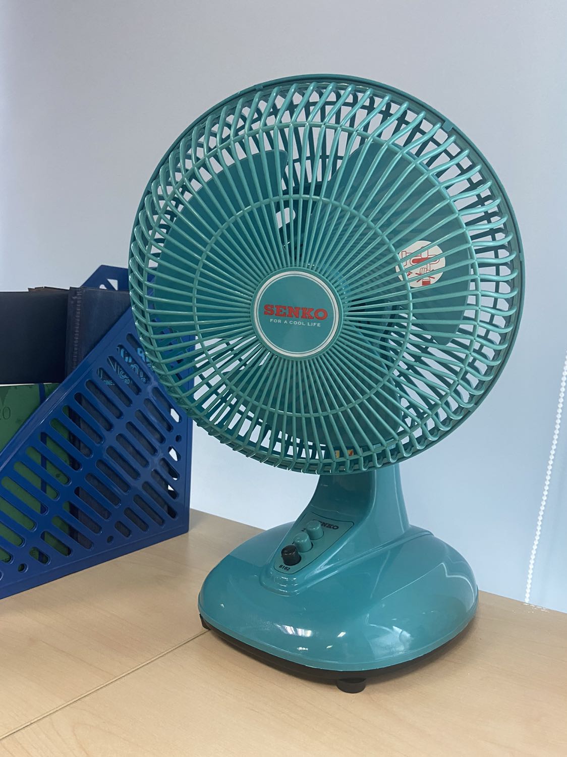 Giao màu ngẫu nhiên, đẹp hơn mong đợi. Máy nhỏ gọn, chạy êm nhưng khá mạnh. Mở số 1 (nhỏ nhất) ngồi cách 2m gió vẫn tới! 👍