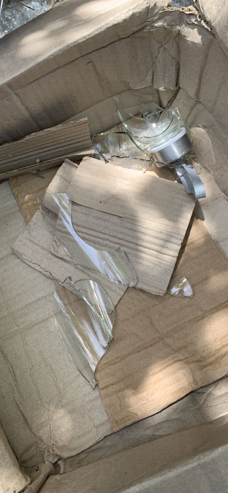 Mình đã dùng mặt hàng này từ 2 năm nay và rất thích. Lần này mua dùm cho người bạn thì lại gặp phải vấn đề không hài lòng. Đóng hàng thuỷ tinh mà cẩu thả. Nhìn thùng hàng ọp ẹp mình đã tiên lượng sẽ bị bể. Và nv giao hàng khui ra bị bể 1 chai, móp mấy nắp nữa. Mình không nhận hàng nhưng do đã ck trước nên anh nv gọi chủ shop, cô ấy bảo nhận dùm số hàng này và sẽ gởi bù lại số hàng bị hỏng. Đến nay sau 2 tuần mặc dù mình đã nhắc mấy lần nhưng chẳng thấy hàng bù đâu cả. 
Chai thuỷ tinh lần này mỏng hơn và nắp cũng không đẹp như lần trước mình mua. 
Thật buồn cho cách làm việc của Tiki lần này.