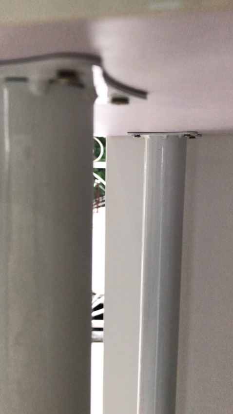 Cái bàn siêu thích luôn ạ, shipper gọi xuống lấy là mình lắp liền. Có mấy cái đen đen đấy thì mình ko biet để lgi :v 
Nói chung giá tiền đi đôi với chất lượng spham lắm nhé. Mình chỉ cần bàn để đồ lên thôi nên đặt bàn kích thước nhỏ.