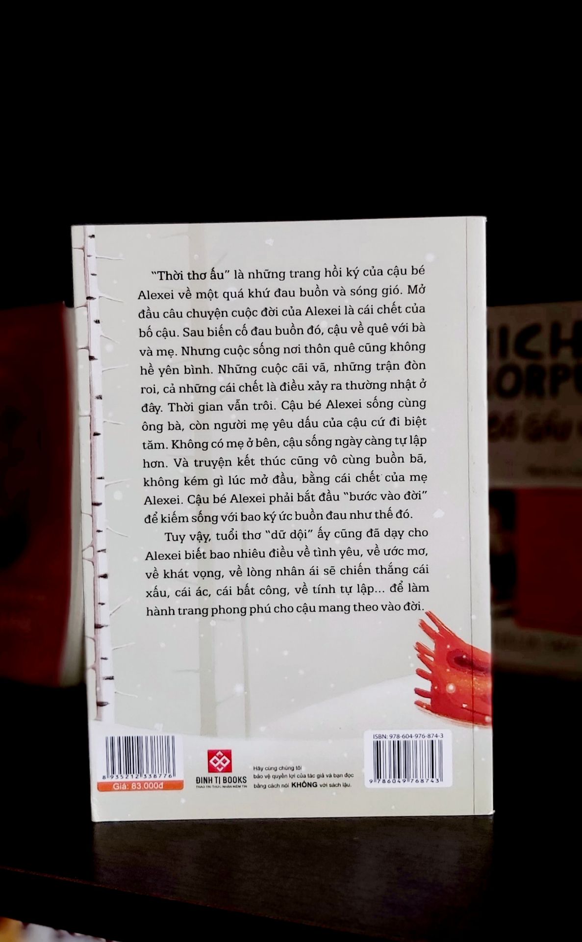 Sách đẹp, mình thích thiết kế bìa của cuối sách. Đây là một trong những tác phẩm làm nên tên tuổi của Maxim Gorky, qua những trang hồi kí, người đọc sẽ bước chân vào thế giới của một đứa trẻ với một tuổi thơ bất hạnh, nhiều bão giông nhưng đã đủ bản lĩnh, đủ yêu thương, đủ kiên cường…để vươn lên khỏi nghịch cảnh. Câu truyện đầy ý nghĩa về cs.
Dịch vụ Tiki tiện lợi, đa dạng sp. Sách được bọc cẩn thận và giao nhanh. Thanks!