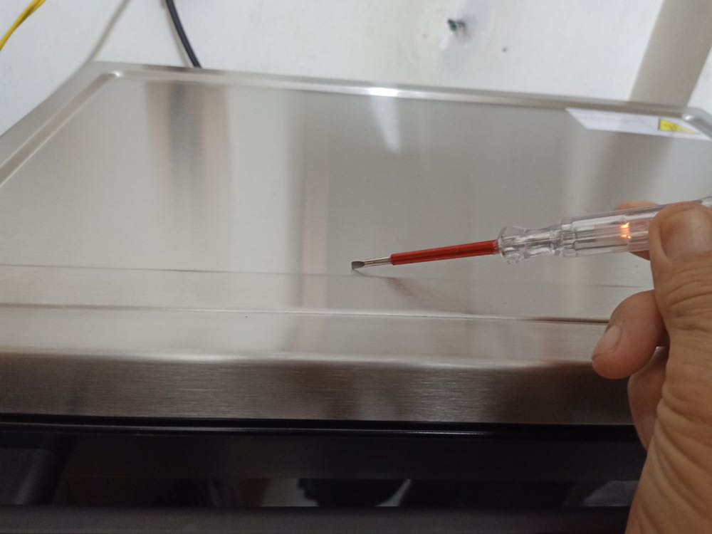 thùng thì ok, xong gắn điện vào bị rò điện shop ơi!? Giờ không dám sử dụng, shop xử lý đơn này giúp nha, vì chức năng chat với shop ko hoạt động nên mình nhắn lên đây. Nhờ shops xử lý giúp