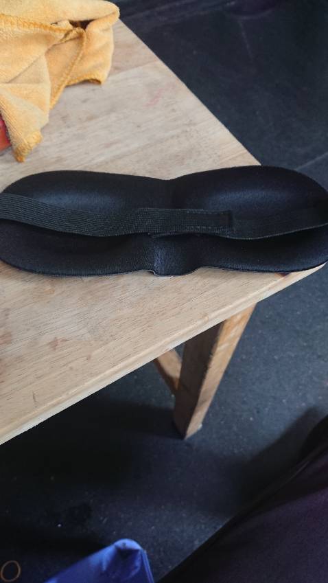 Chất liệu vải thoáng mát, độ hoàn thiện khá tốt, tuy vẫn còn chỉ thừa ở chỗ ghép nối, và không được dày dặn cho lắm nhưng vẫn là tạm chấp nhận được trong tầm giá