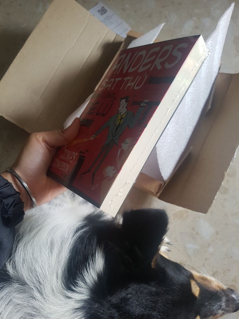 Sau nhiều lần đặt hàng ở tiki thì mình vẫn có hảo cảm tốt về cách đóng gói và giao hàng. Sách bìa đẹp, không bị bẻ góc. Về nội dung thì mình chưa đọc hết nhưng so với 2 cuốn đồng tác giả thì đây như một phạm trù khác. Cùng giọng văn và lối kể hỏm hỉnh nhưng sự mới lạ của nhân vật không hề nhàm chán mà rất cuốn. Nếu bạn là fan củ 2 quyển trước thì hãy thử nó