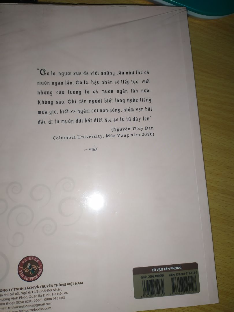 Mình không đủ chuyên môn để đánh giá cái hay của cuốn sách này mà chỉ dùng ý kiến chủ quan của một người yêu cái đẹp để đánh giá. Đúng là như một làn gió mới vậy, ngay từ cách trình bày cuốn sách đã thoả mãn mình với sự chỉn chu, tâm huyết mà nó mang lại. Cuốn sách bai gồm cả chữ Hán, Phiên âm, dịch nghĩa và dịch thơ. Mình không thể spoil thêm nữa vì cuốn sách đáng để mọi người mua về và tự cảm nhận.
p/s: Sách đẹp đến độ mình bóc ra lau lau rồi lại phải nhét lại cái túi nilon vì sợ bẩn, (Tại sao tôi lại quên ấn "Bọc bookcare" cơ chứ.~) Mình không đủ chuyên môn để đánh giá cái hay của cuốn sách này mà chỉ dùng ý kiến chủ quan của một người yêu cái đẹp để đánh giá. Đúng là như một làn gió mới vậy, ngay từ cách trình bày cuốn sách đã thoả mãn mình với sự chỉn chu, tâm huyết mà nó mang lại. Cuốn sách bai gồm cả chữ Hán, Phiên âm, dịch nghĩa và dịch thơ. Mình không thể spoil thêm nữa vì cuốn sách đáng để mọi người mua về và tự cảm nhận.
p/s: Sách đẹp đến độ mình bóc ra lau lau rồi lại phải nhét lại cái túi nilon vì sợ bẩn, (Tại sao tôi lại quên ấn "Bọc bookcare" cơ chứ.~)