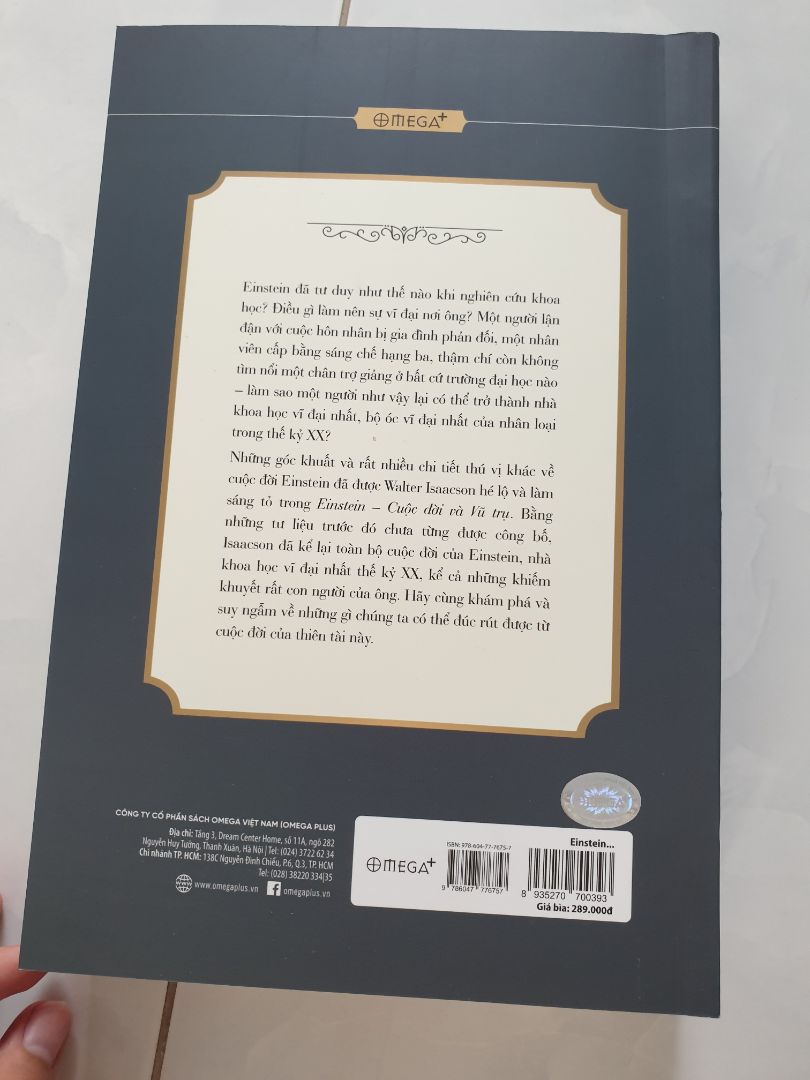 Sách bìa mềm nhưng do vận chuyển có gói hàng rất rất kỹ hộp giấy, lớp xốp, hộp giấy nên chẳng ảnh hưởng đến sách. rất đẹp