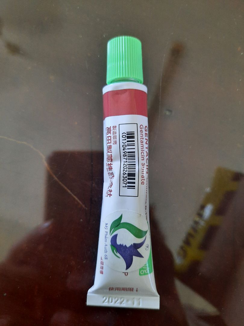 Kem ko có hộp, ko có hướng dẫn sử dụng. Lên mạng xem thành phần thì phát hiện ra đây là kem kháng sinh, bôi lên vết thương để chống khuẩn, ko có tác dụng làm mờ sẹo. Đề nghị tiki trước khi đưa hàng lên bán thì nên kiểm tra kỹ tác dụng để tránh người mua bị nhầm