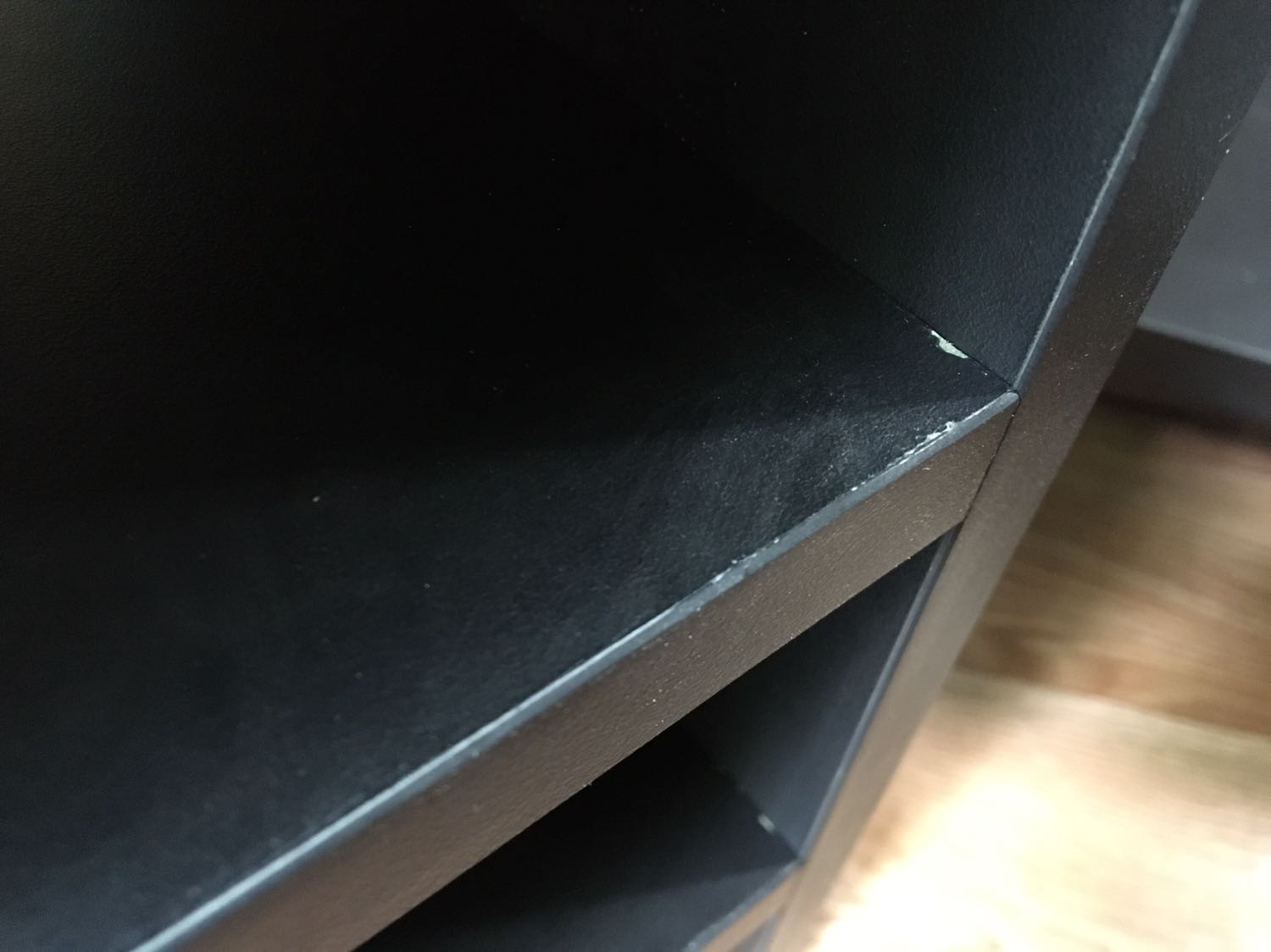 Có thể do khâu vận chuyển nên hơi sứt mẻ tí, tuy nhiên trong tờ hướng dẫn lắp ráp mục số 4 có vẻ như hướng dẫn ngược (lẽ ra phải theo chiều kim đồng hồ mới đúng), nhưng mình thích thiết kế và cách lắp ráp này nên cho 5 sao.