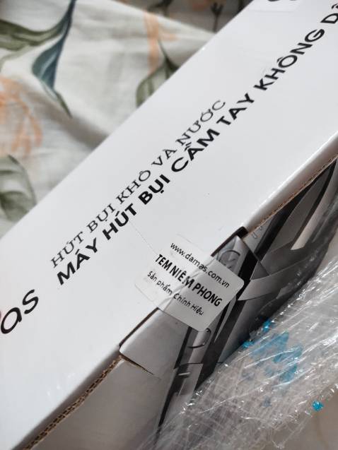 Máy nhỏ gọn, nhẹ. Lực hút ổn. Tiếng hơi ồn. Hết pin hơi nhanh (thời gian sử dụng được khoảng trên dưới 30p) nhưng sạc thì hơi lâu (khoảng 1 tiếng 20p - 1 tiếng rưỡi).
Đầu ống nối hơi lỏng, được 1 lúc lại rơi ra nên khi hút phải lấy tay giữ.

Dùng để hút bụi bàn làm việc, giường, kệ tủ thôi chứ không hút bụi phòng được.

Nhìn chung là vẫn rất hài lòng với máy. Nên mua.