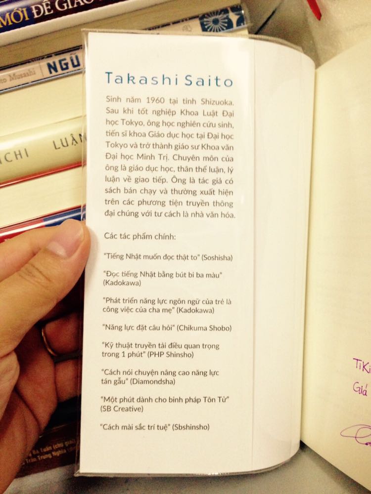 Không ở đâu mà tư duy phản kháng được truyền bá dữ dội như trong sách về chứng khoán. Các bạn sẽ thường xuyên đọc được rằng đừng mua, đừng tin những gì nhà môi giới khuyên, cũng đừng nghe những gì người quen, người thân nói. Nói chung bước vào thế giới chứng khoán chỉ nên tin vào bản thân mình! Còn đây là một quyển sách khuyên bạn nên đọc sách, được viết bởi một nhà văn - người viết sách - haha! Mình đọc quyển sách này với tâm lý phòng thủ, kiểu như "để xem cái ông này viết gì nào".

Mình tìm đến sách với mục tiêu ban đầu nhằm để rời xa thời đại số hóa. Mình muốn thay đổi từ "điện thoại lúc nào cũng trên tay" trở thành "đi đâu cũng cầm quyển sách", nên mình rất sợ tác giả sẽ nâng tầm việc đọc sách bằng cách hạ thấp những thiết bị công nghệ, hoặc chống lại cả thế giới bằng cách phê phán chuyện sử dụng những thiết bị đó, như thế thì sẽ rất thiếu thuyết phục.

Quyển sách này không như vậy, mà tác giả cũng không công kích cả thế giới như mình lo sợ. Ông nhẹ nhàng chăm lo cộng đồng đọc sách bằng cách chứng minh những hiệu quả, những thay đổi sẽ tác động đến con người như thế nào nếu chúng ta đọc sách. Ông cũng không bài bác thế giới số, ngược lại ông thừa nhận sự rộng lớn của Internet như biển cả, thậm chí còn hướng dẫn cách ngụp lặn trong đó để thu lại những lợi ích mà không bị sa đà.

Trong quyển sách này chúng ta được giới thiệu nhiều sách hay, với rất nhiều thể loại mà theo lời tác giả là nhằm mở rộng tri thức. Chúng ta chỉ thường đọc trong phạm vi hiểu biết và tự khoanh vùng thế giới quan của mình lại. Tìm hiểu và đọc những điều mình không biết thực sự rất khó, vì vậy tác giả đã có những hướng dẫn rõ ràng để chúng ta từng bước chinh phục bản thân, nâng cao khả năng đọc hiểu, để có thể cảm nhận sâu sắc hơn, trở thành con người có tư duy tốt hơn và đến được “Nơi Chỉ Người Đọc Sách Mới Có Thể Chạm Tới”.

Những quyển sách tác giả nhắc tới mà mình thấy có bản tiếng Việt:

•	Luận Ngữ (có thể tìm đọc Luận Ngữ Chú Giải của NXB Văn Học)
•	Luận Ngữ và Bàn Tính (NXB Nhã Nam)
•	Anh em nhà Karamazov (NXB Nhã Nam và Đông A)
•	Đồ Nhiên Thảo (nhà xuất bản IPM)
•	Hoàng Tử Bé (NXB Nhã Nam, Kim Đồng, Đông A)
•	Tư Duy Nhanh và Chậm (NXB Alphabooks)
•	Phúc Ông Tự Truyện (NXB Omega Plus)
•	Ngũ Luân Thư (NXB Omega Plus)
•	Tư Bản Thế Kỷ 21 (NXB Trẻ)