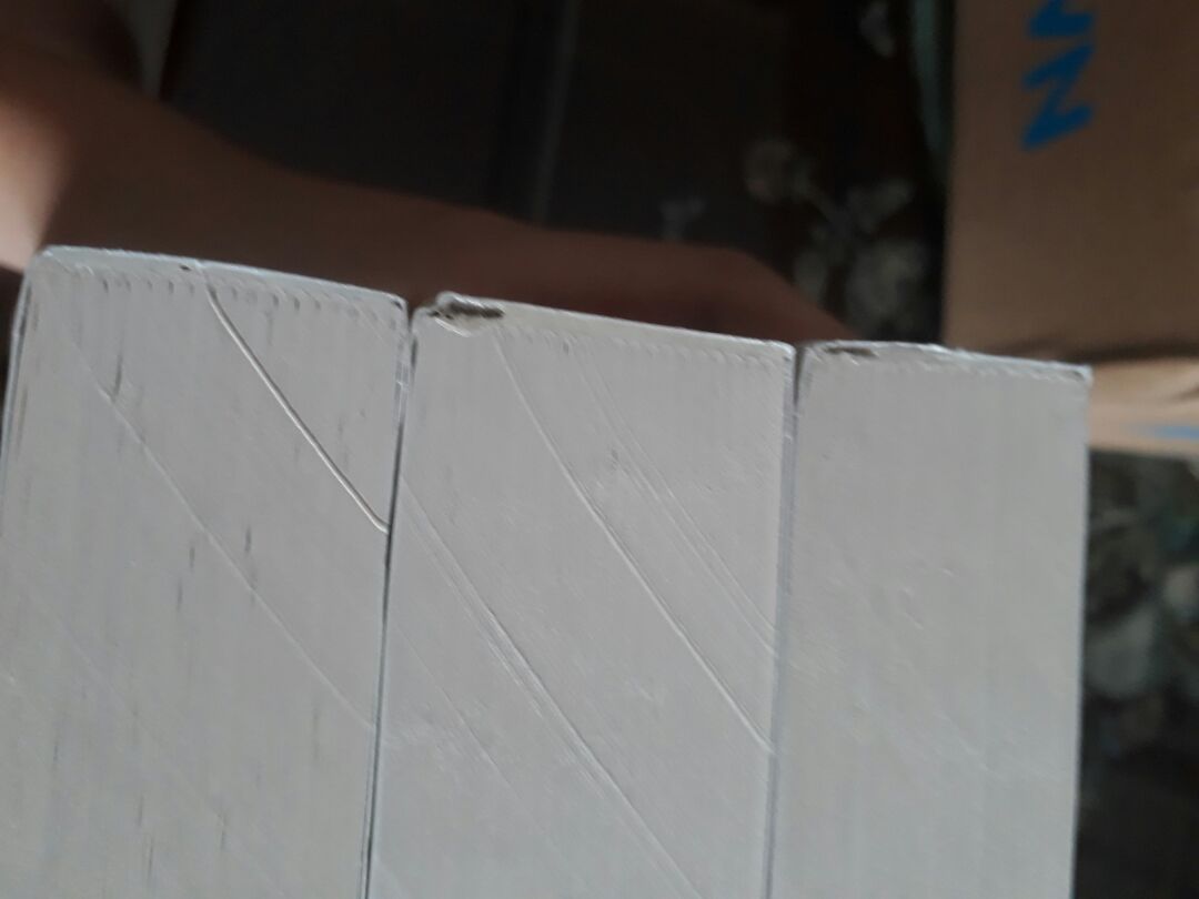 Mình vừa mới nhận hàng cách đây vài phút. Giờ viết review ngay và luôn lol. Dịch vụ giao hàng của Tiki thì không có gì phải bàn, quá ư là ok rồi, được cho xem hàng. Cái đáng quan tâm là trên web Tiki và hóa đơn bảo là có tặng kèm bookmark SH nhưng mình kiểm tra thì không - hề - thấy! Cực kì thất vọng luôn nhưng thấy tội anh shipper quá (aa *** ghê) nên mình cũng nói là đủ hàng :v Điểm trừ cực kì lớn của Tiki cho lần mua hàng này. Mua nhiều rồi mà lần đầu gặp trường hợp như này luôn í.
Mình đặt hàng khuya hôm 11/10, mới vỡ lẽ ngày 12/10 sale còn 200k, tức dã man (mình mua 279k)
À còn về package nữa, lần trước mình mua box set Harry Potter 7 cuốn, được bọc cẩn thận lắm, có bọc nilon rồi kèm dòng 'hàng dễ vỡ' nữa. Lần này chỉ có 1 miếng xốp đi kèm và không gì hơn -_-" chắc do đợt sale nên gấp gáp quá nên quên bọc sách của mình sao?
Về hình thức thì box set này cũng ổn, hộp cứng cáp nhưng có bị gập một miếng (mình có đính kèm ảnh) nhưng không ảnh hưởng gì đến tổng thể. Hộp vừa kín 3 cuốn sách nên muốn lấy thì phải dốc ra. Gáy sách tập 2 và 3 đóng không tốt lắm, mình sợ bị bung ra bất chợt. Giấy in đẹp, không nhòe, mở ra thơm mùi mực nữa (hay mùi gì đấy mình không biết :vv)
Nội dung mình chỉ mới lướt mấy trang đầu, chắc là cũng đầy đủ, văn phong mượt mà. Mấy bạn có thể tham khảo các reviews khác
=> Xét chung về tổng thể thì với giá 279k mà có được bộ sách ngon lành như này thì cũng được rồi :v mình highly recommend cho mấy bạn muốn mua Sherlock Holmes mua boxset này :v
Và mình nhấn mạnh là bạn nào mua nhớ kiểm tra hàng kĩ càng tránh trường hợp thiếu bookmark như mình nhe, đừng thương người một cách quá đáng để rồi thiếu bookmark *huhu* T.T
Cực kì thất vọng khi thiếu bookmark á á á