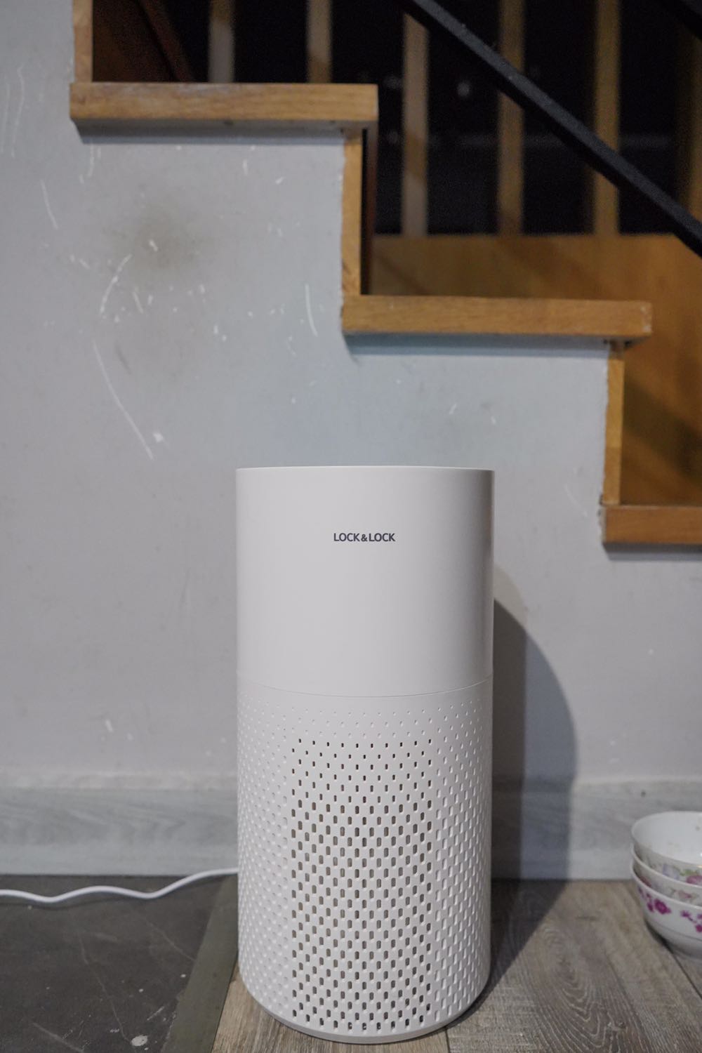 Máy hơi nhỏ hơn so với tưởng tượng, vì trc mình dùng xiaomi đời đầu (lớn hơn bạn này) nên bị bất ngờ. Máy xiaomi mình dùng 5 năm thì chết main nên tìm mua em mới, thấy bạn này đủ nhu cầu là lọc không khí tại toilet của tụi nhỏ nhà mình nên mình chọn. Lực hút mức high khá mạnh, tiếng quạt lớn, thích hợp hút một time ngắn rồi về lại mid hoặc low. Mình thấy để ở mid ko nghe đc tiếng quạt ở khoảng cách 2m.
Ổn áp, đồ của lock&lock ko xịn thật ạin nhưng đủ tốt so với tầm giá Máy hơi nhỏ hơn so với tưởng tượng, vì trc mình dùng xiaomi đời đầu (lớn hơn bạn này) nên bị bất ngờ. Máy xiaomi mình dùng 5 năm thì chết main nên tìm mua em mới, thấy bạn này đủ nhu cầu là lọc không khí tại toilet của tụi nhỏ nhà mình nên mình chọn. Lực hút mức high khá mạnh, tiếng quạt lớn, thích hợp hút một time ngắn rồi về lại mid hoặc low. Mình thấy để ở mid ko nghe đc tiếng quạt ở khoảng cách 2m.
Ổn áp, đồ của lock&lock ko xịn thật ạin nhưng đủ tốt so với tầm giá